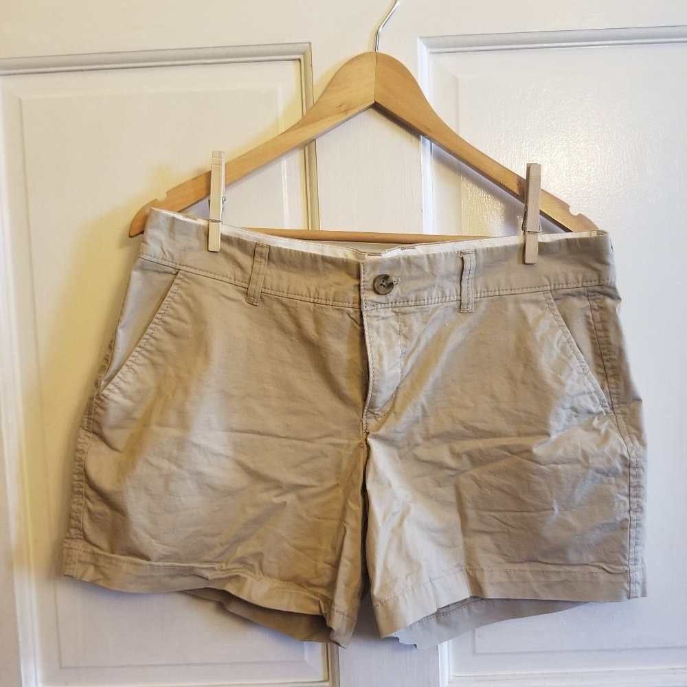 Old Navy Khaki shorts sz6